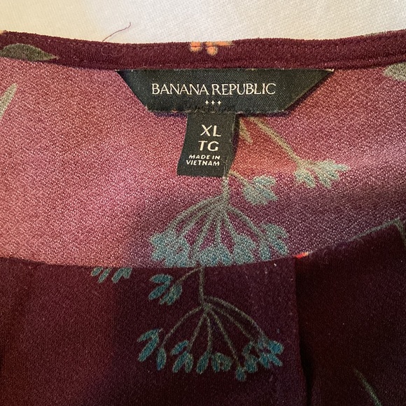 Banana Republic XL maroon floral tee - Picture 4 of 5